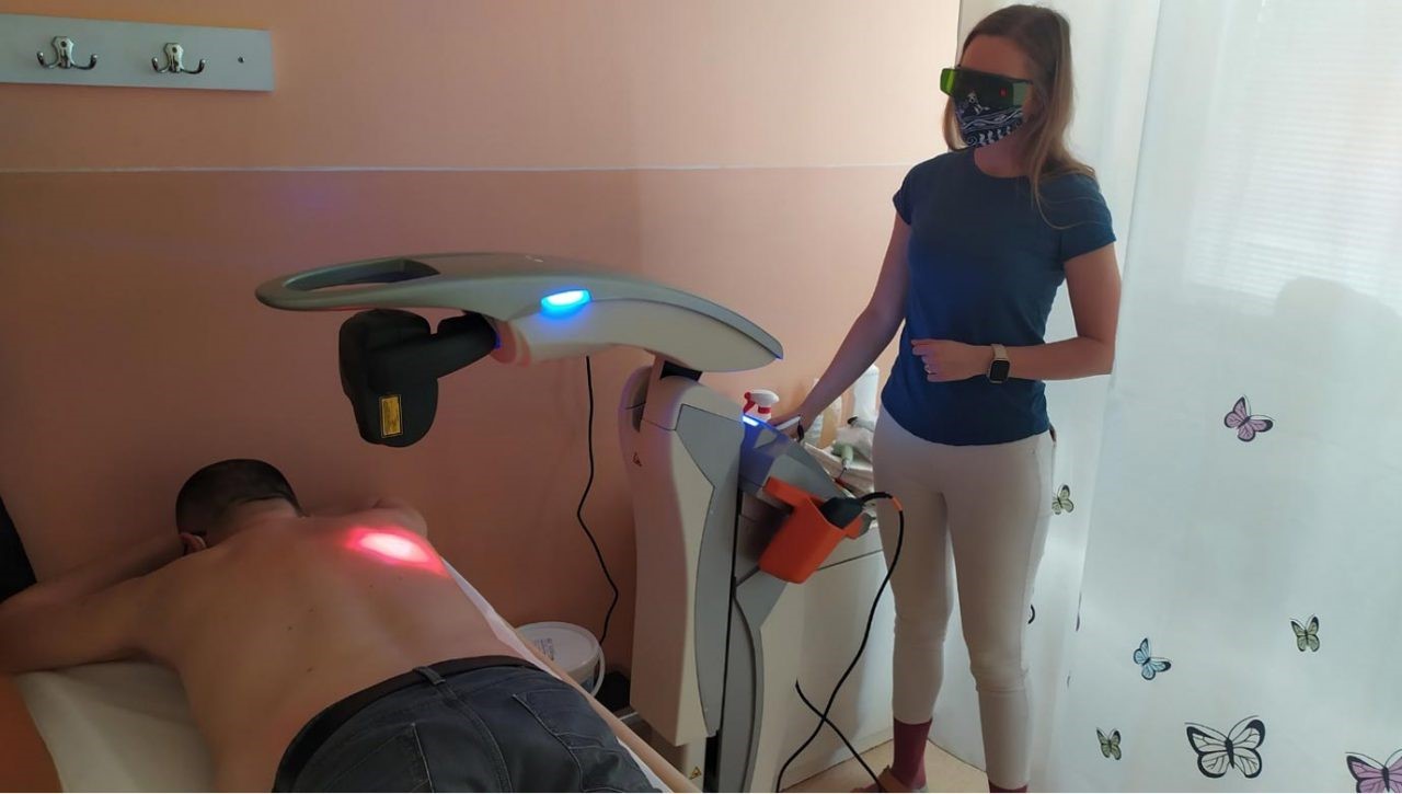 Biosana - Ošetrenie postcovidového pacienta z nemocnice s robotizovaným laserom M8.